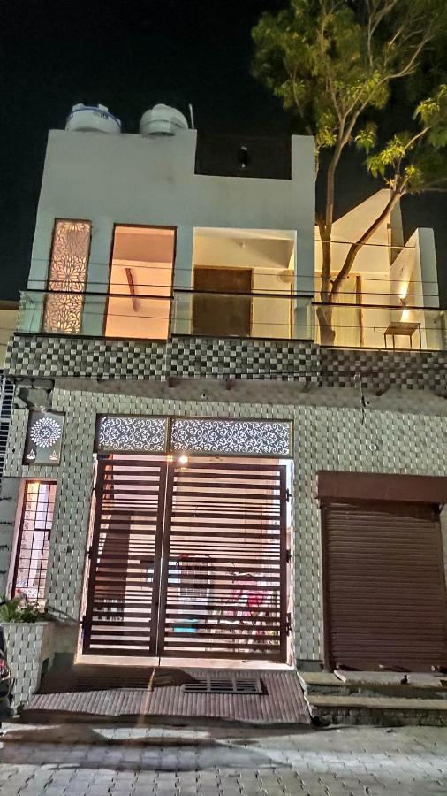 Ira Homestay Mathura - Divine Spiritual Stay מראה חיצוני תמונה