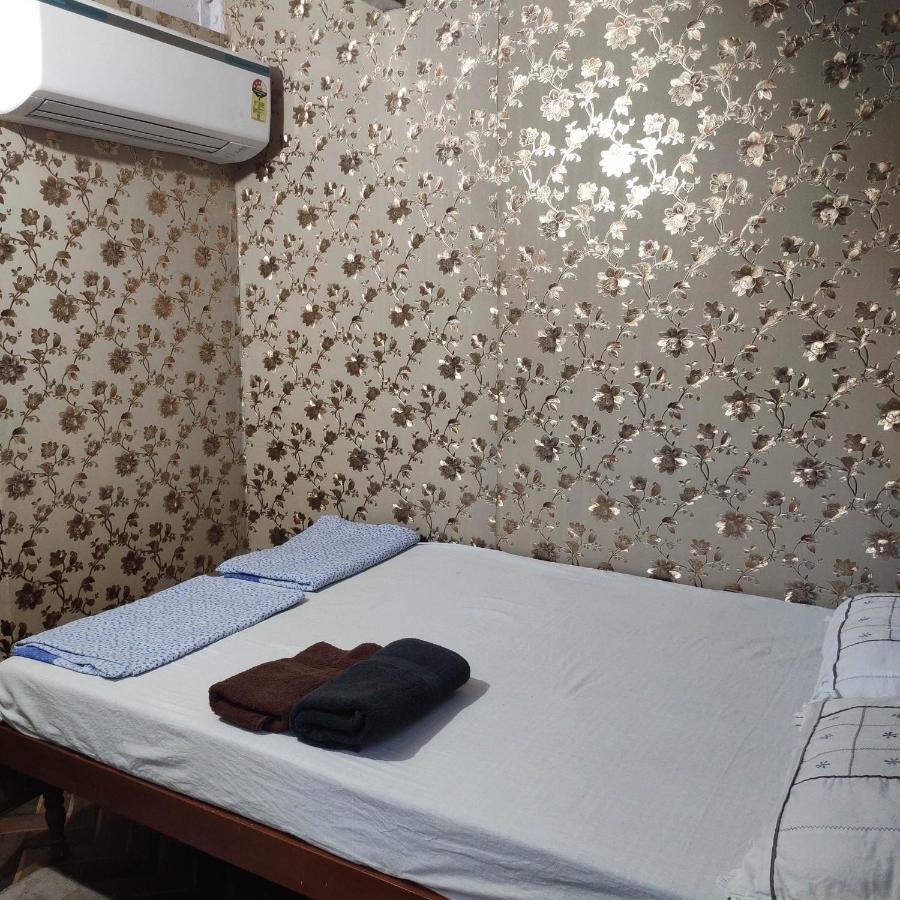 Ira Homestay Mathura - Divine Spiritual Stay חדר תמונה