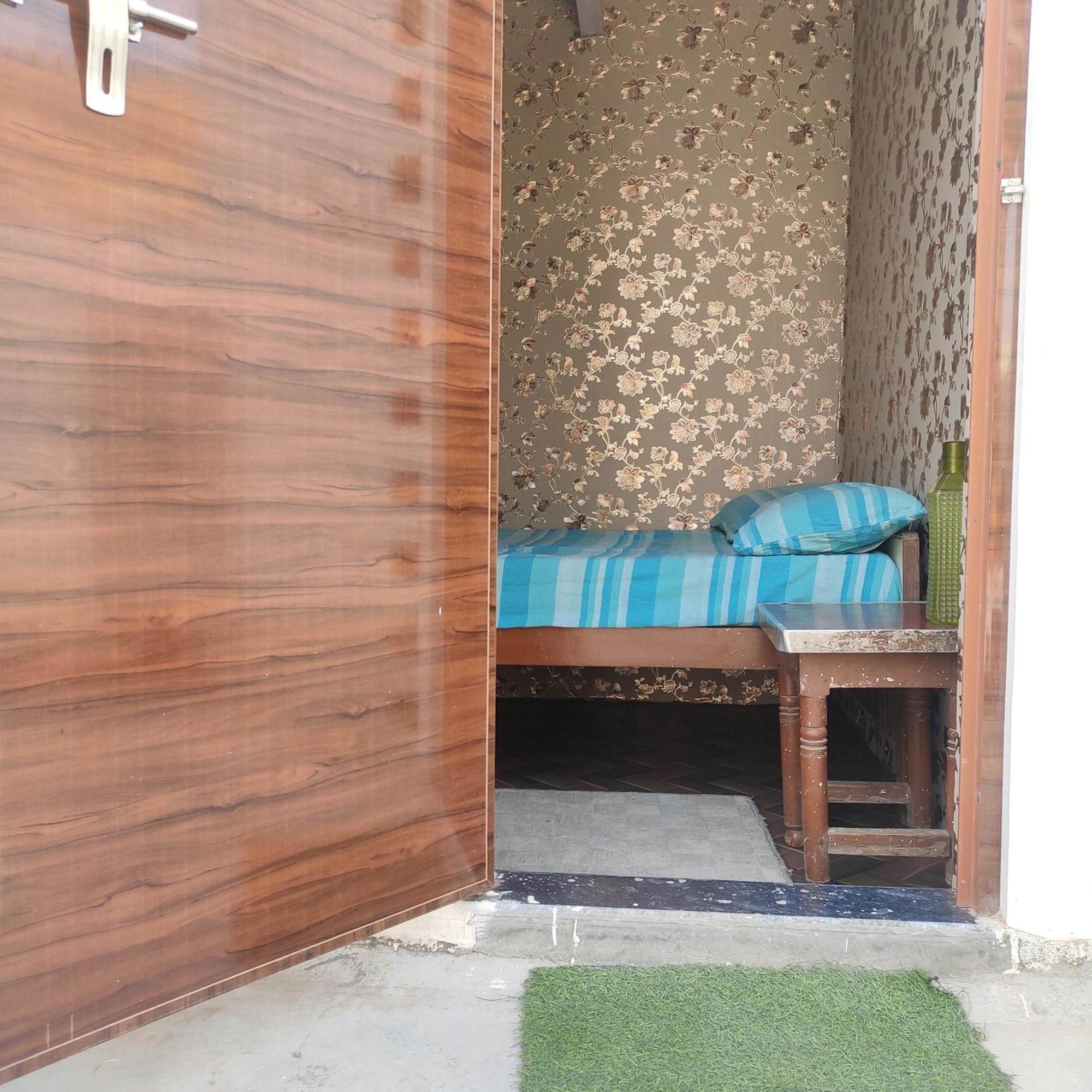 Ira Homestay Mathura - Divine Spiritual Stay חדר תמונה