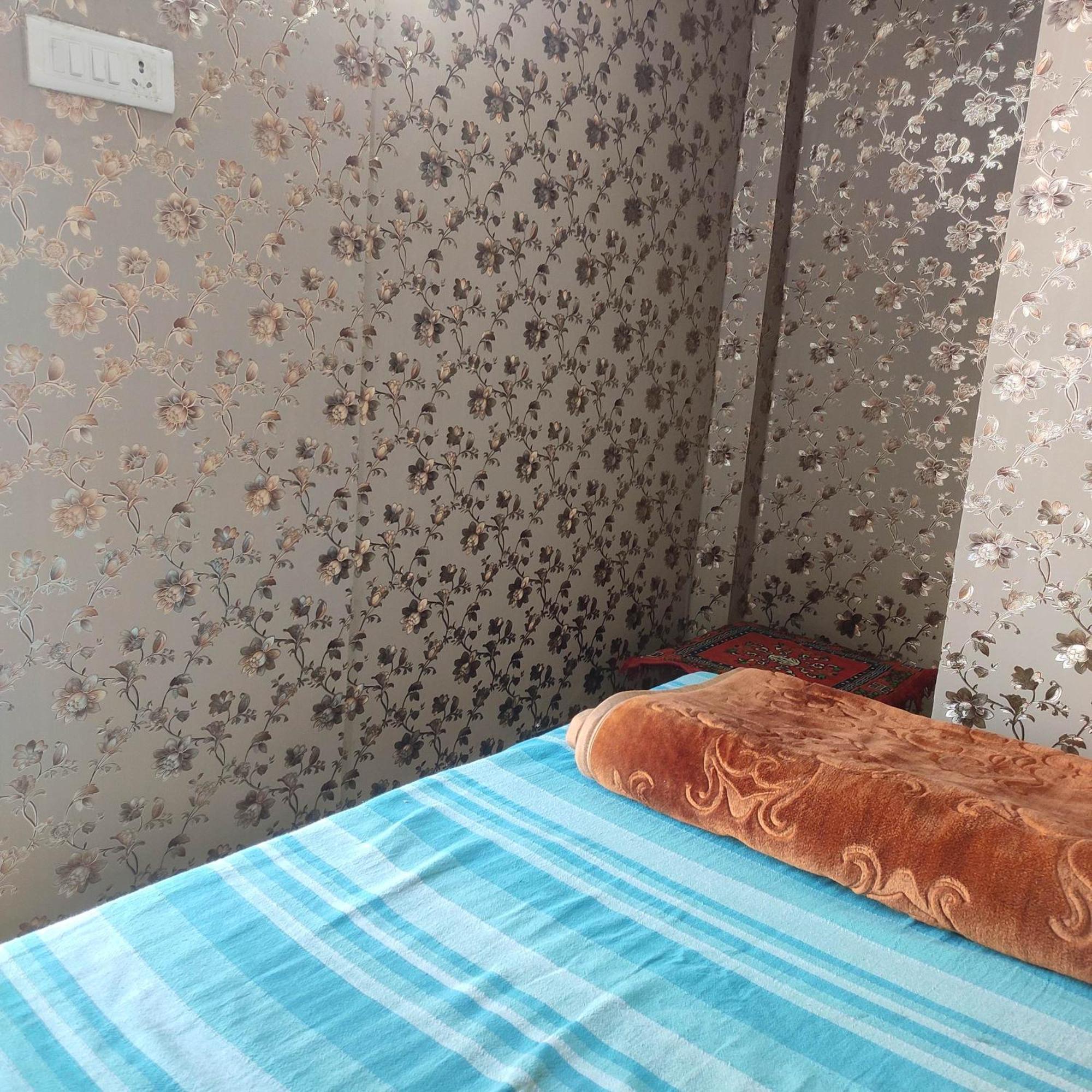 Ira Homestay Mathura - Divine Spiritual Stay חדר תמונה